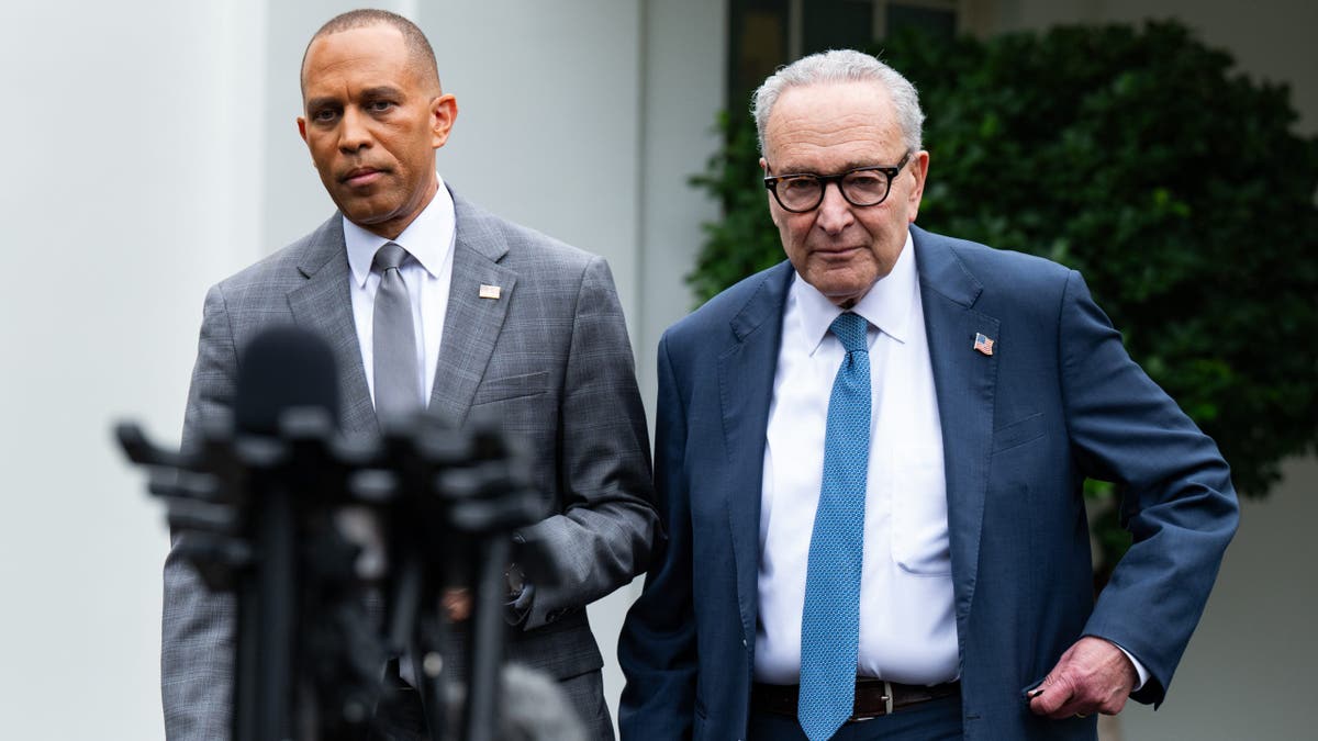 Rep. Hakeem Jeffries and Sen. Chuck Schumer walking outside the White House