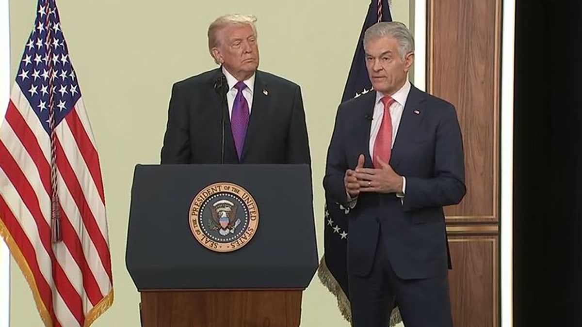 President Donald Trump makes and Centers for Medicare and Medicaid Services Administrator Dr. Mehmet Oz discuss the TrumpRx.gov prescription website, Thursday, Feb. 5, 2026, at the White House in Washington, D.C.