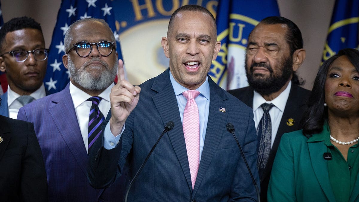 Hakeem Jeffries, Troy Carter, Al Green all together