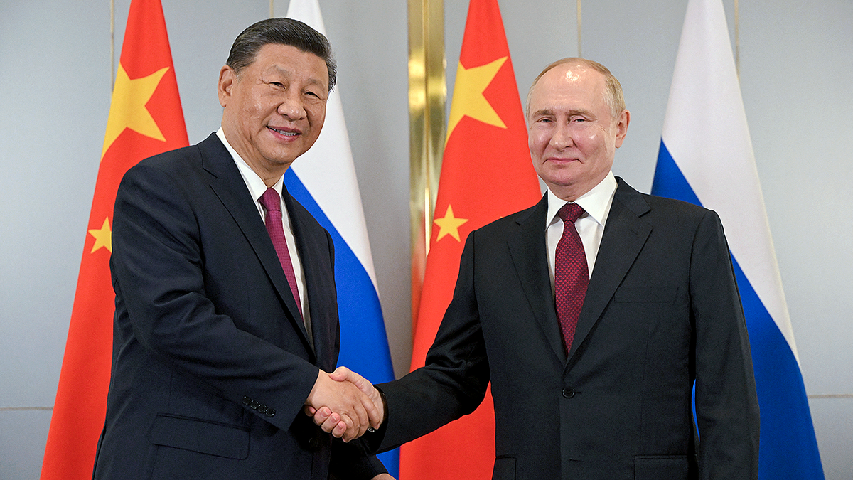 Xi Jinping and Vladimir Putin standing side by side