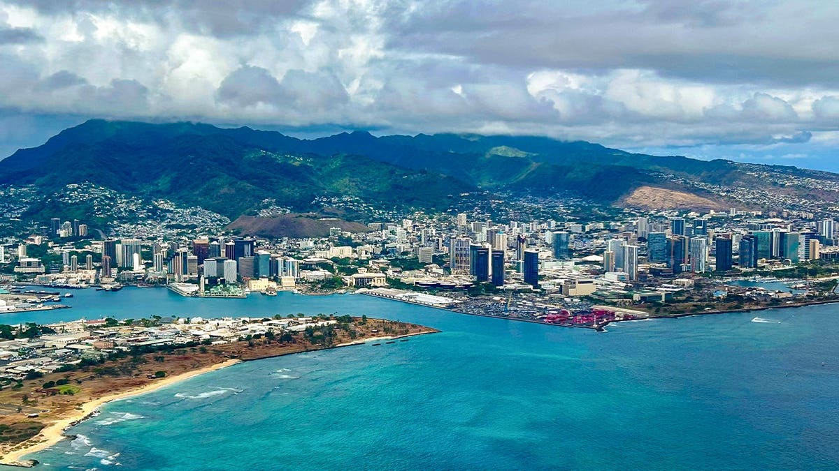 Honolulu, on the south coast of the island of Oahu, is the capital of Hawaii and the gateway to this US island chain in the Pacific.