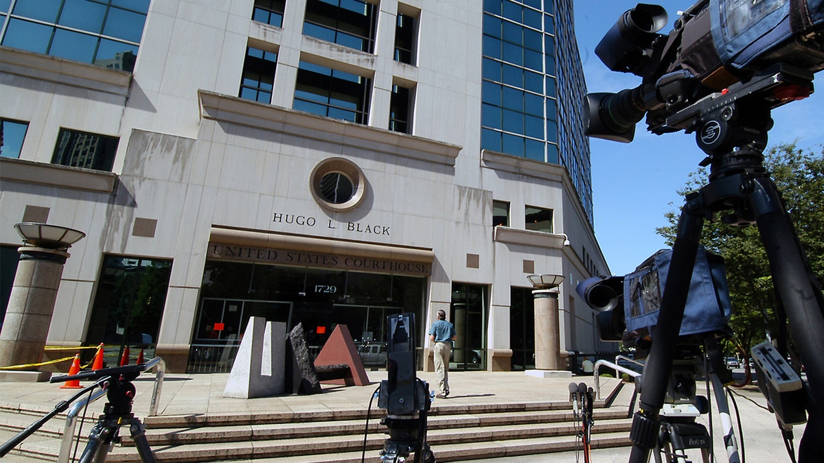 cameras outside courthouse