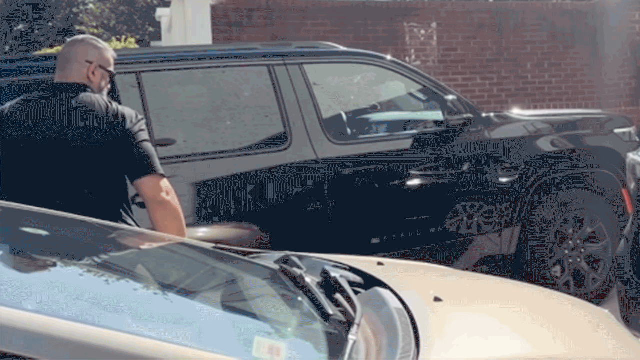 gif of el-sayed waving