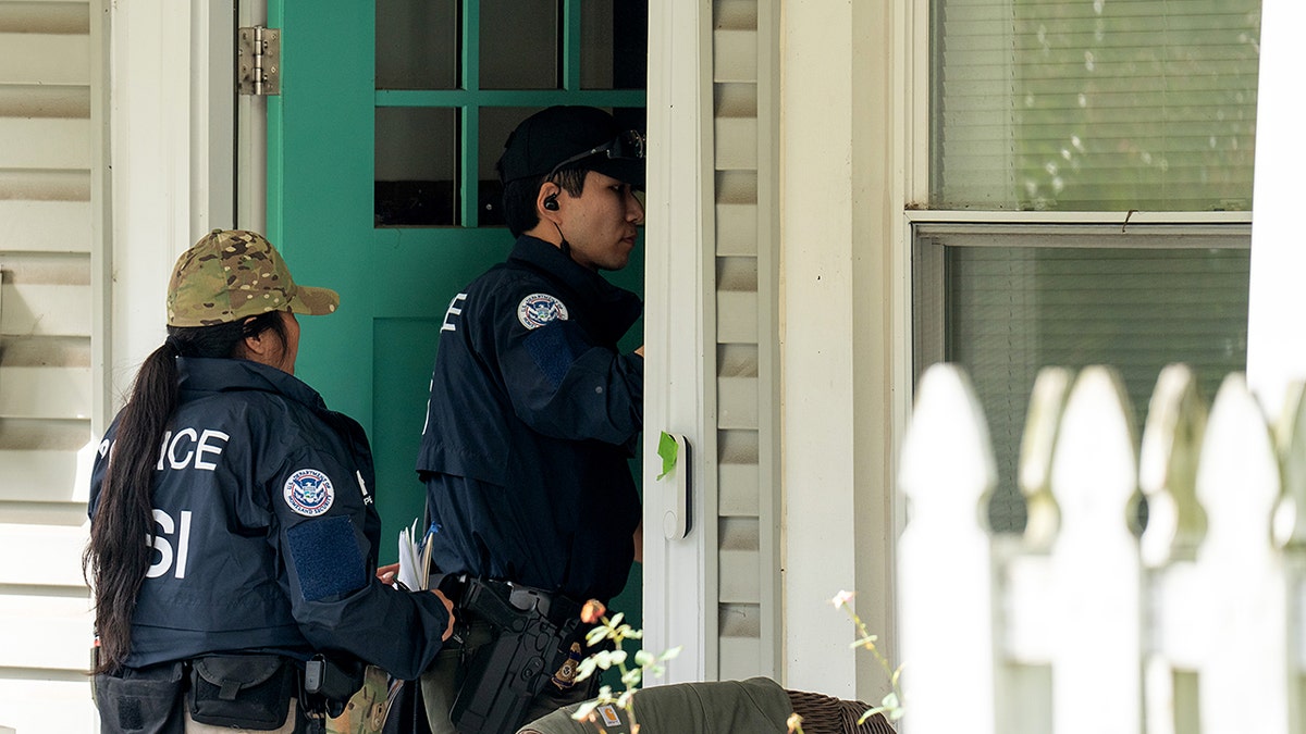 hsi-agents-walking-in-door