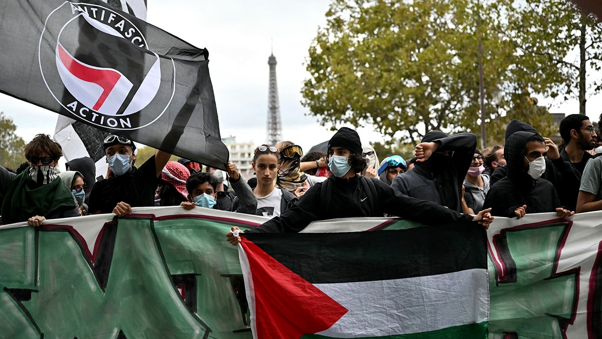 Paris protests antisemitism