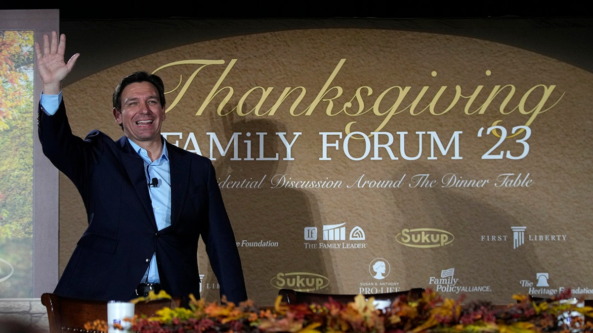 DeSantis waves to Iowa voters at Thanksgiving forum