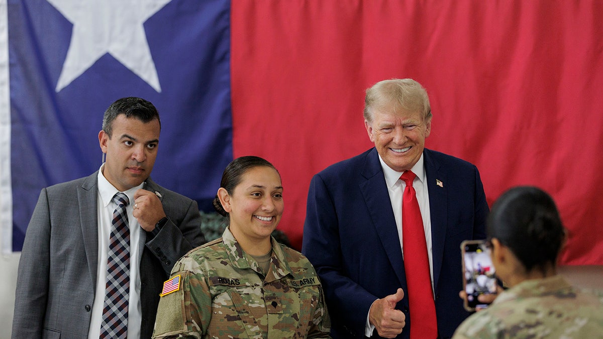 Trump poses with service members at the border