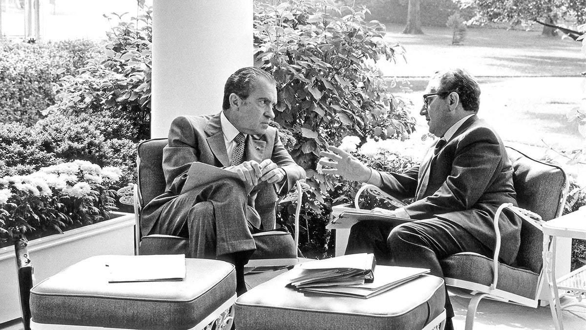 Richard Nixon meets with Henry Kissinger