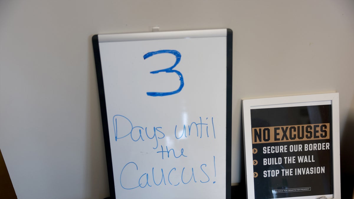 A sign indicates that three days remain until caucus day